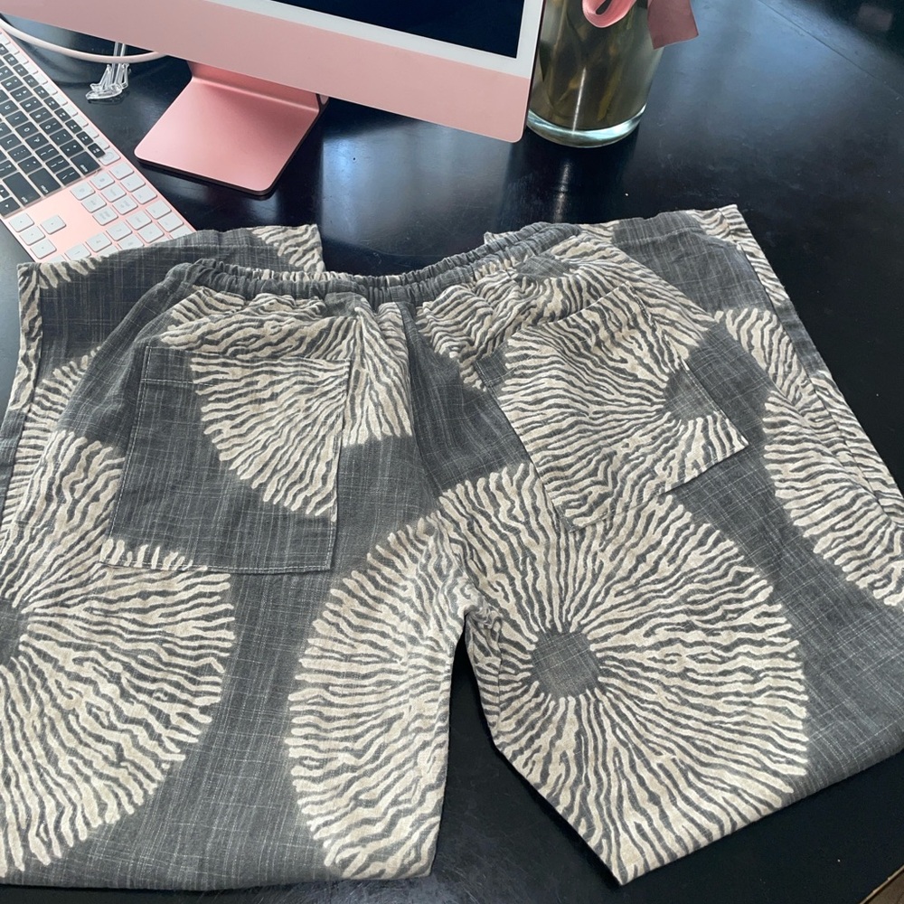 Gray And White Patterned Pants - image 4